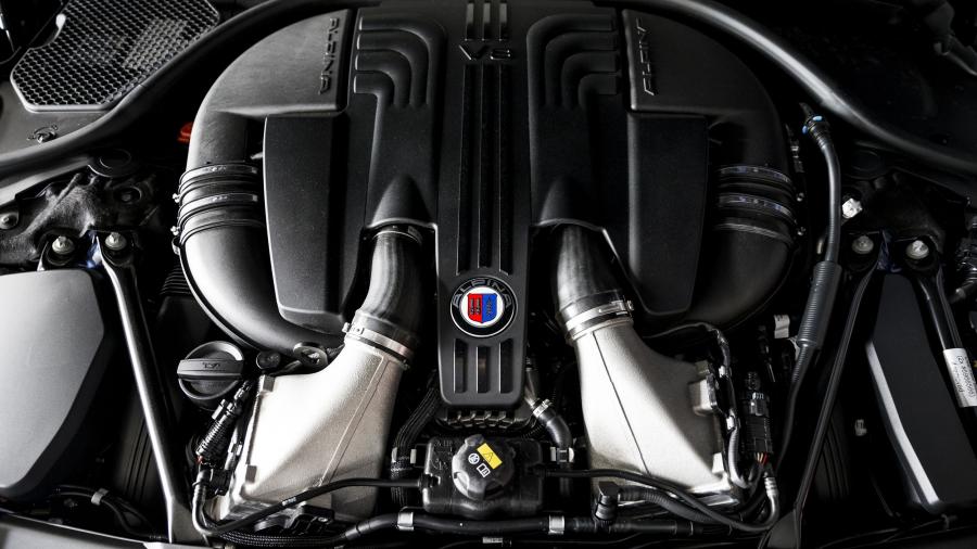 Моторный отсек Alpina B7 Bi-Turbo Allrad 2018 года  (NA) (фото 7 из 33)